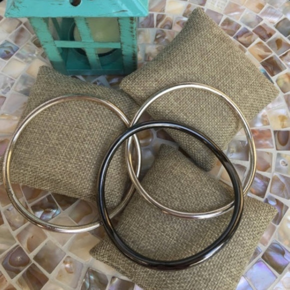 DONATED Set of 3 Gradient tones of silver bangles - Picture 3 of 4